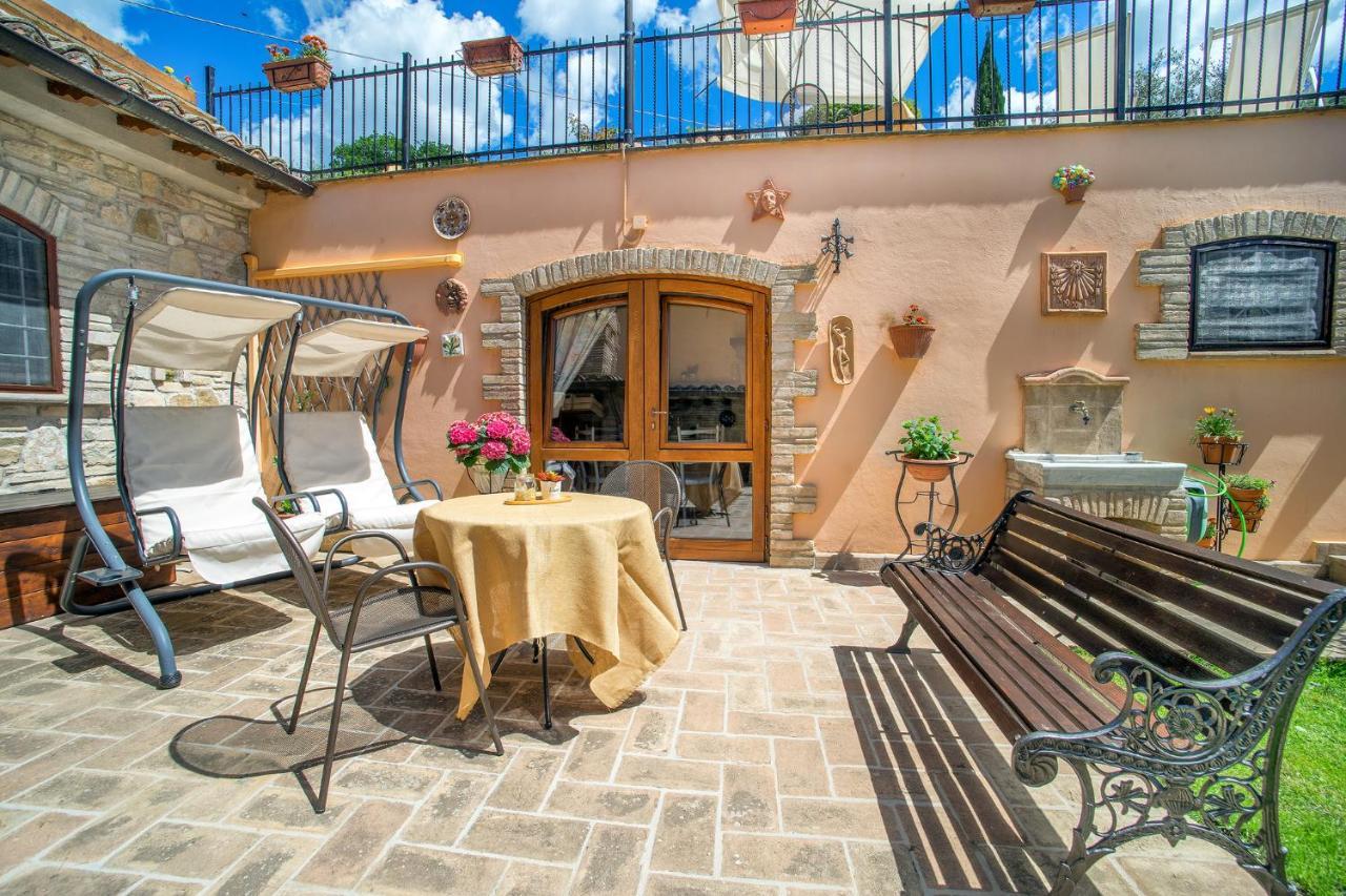 L'agrifoglio Di Residenza Di Campagna Bed and breakfast Asís